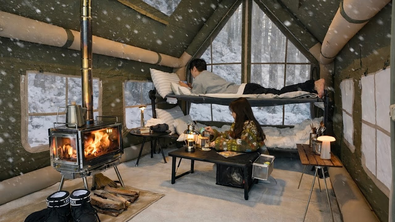 Кемпинг в заснеженном лесу в уютной надувной палатке 🏕️Жареное мясо на бездымном гриле
