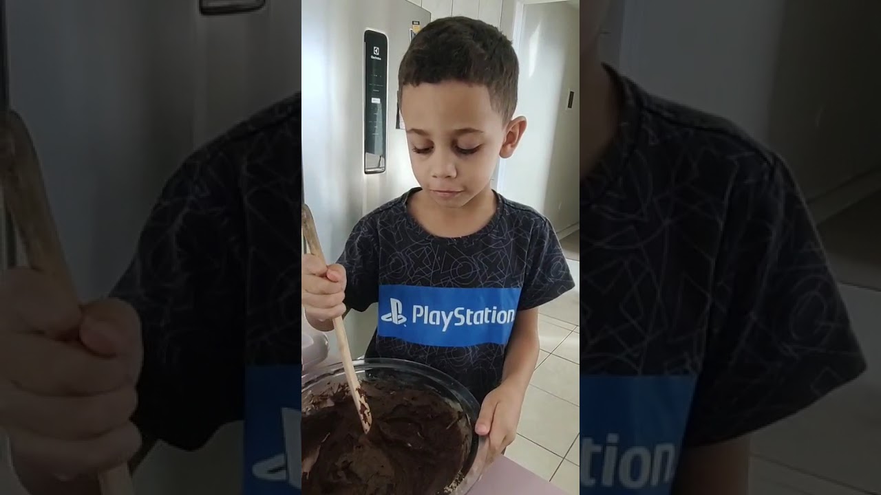 fazendo um bolo de chocolate #voiceeffects #caminhoparaumavidamelhor #minecraft #humor #memes