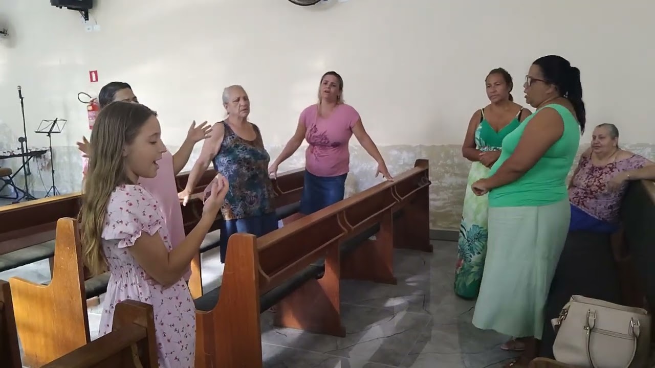 @laurietecantora Louvando a Deus na igreja 🥹#mulheresdedeus#deusaben&ccedil;&otilde;eatodos 