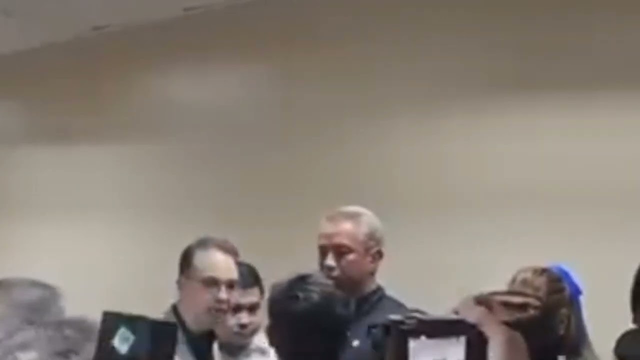 НАПРЯЖЕННОСТЬ В СЕНАТЕ