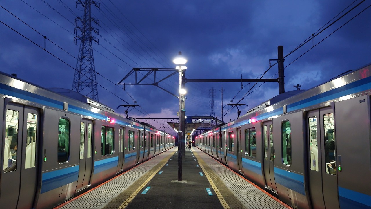 夕暮れ時の駅で流れる相模線IKST (首都圏43-1番)