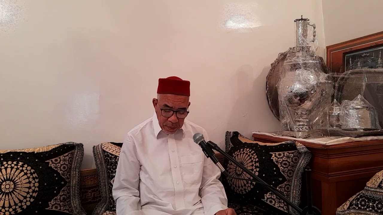 في هذه الساعة اءقراءبعض اءية من القرآن الكريم من سورة الأحزاب  وبعض كلمات ذكر الله 