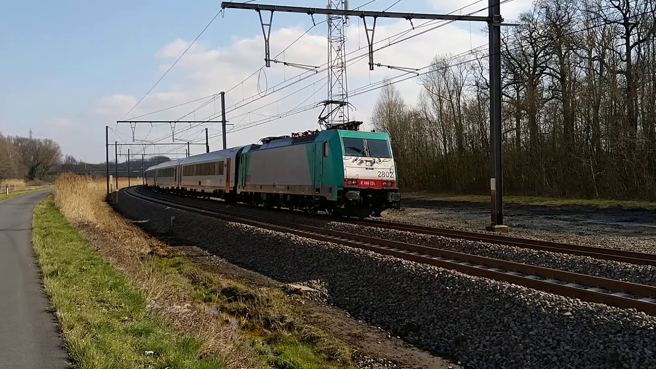 Testrit met HLE28 + I11-rijtuigen voorbij Izegem