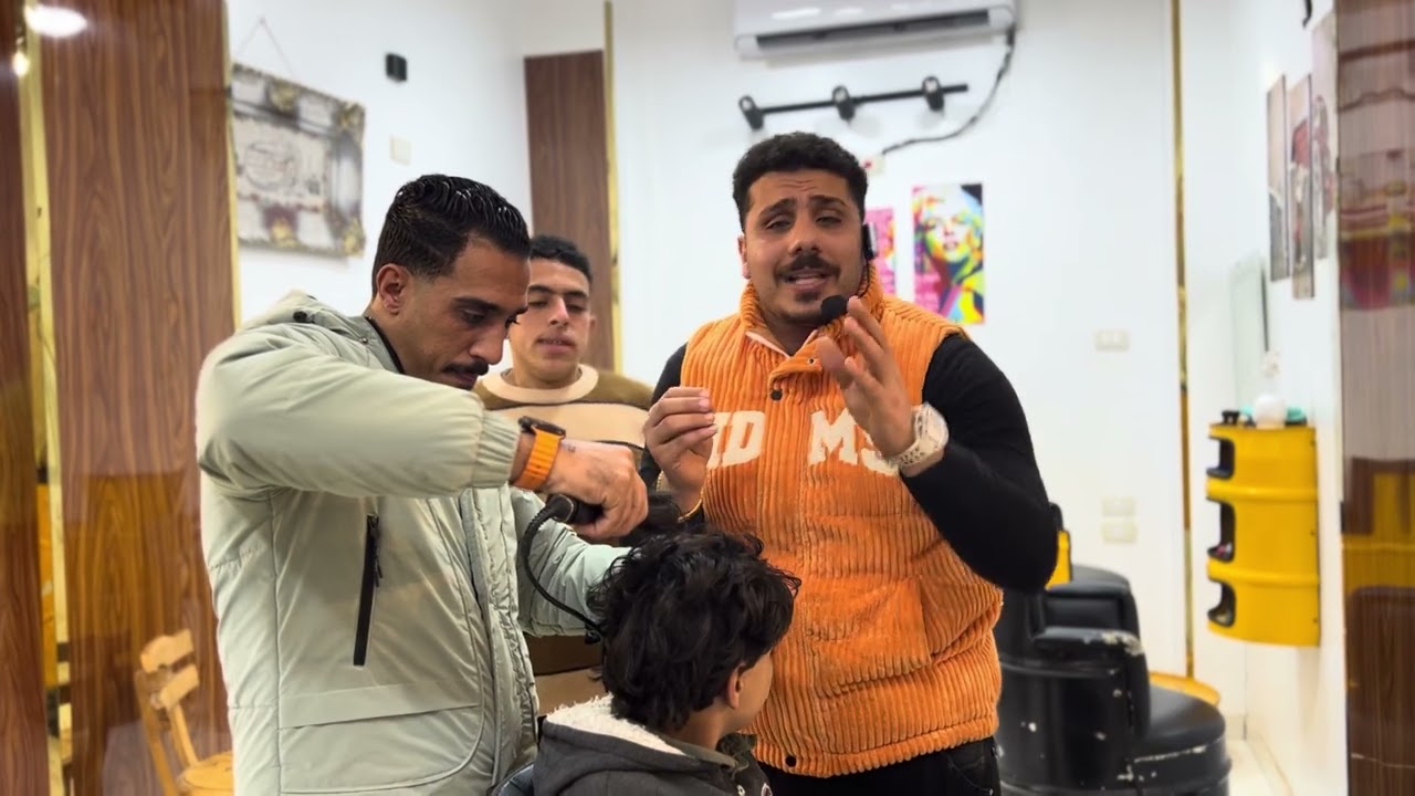 طالب اكاديميه سنتر دبي لتعليم الحلاقه