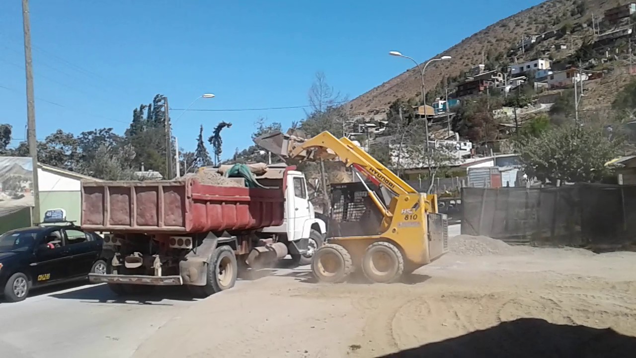 Cargando Con Mini Cargador Hiundai 810
