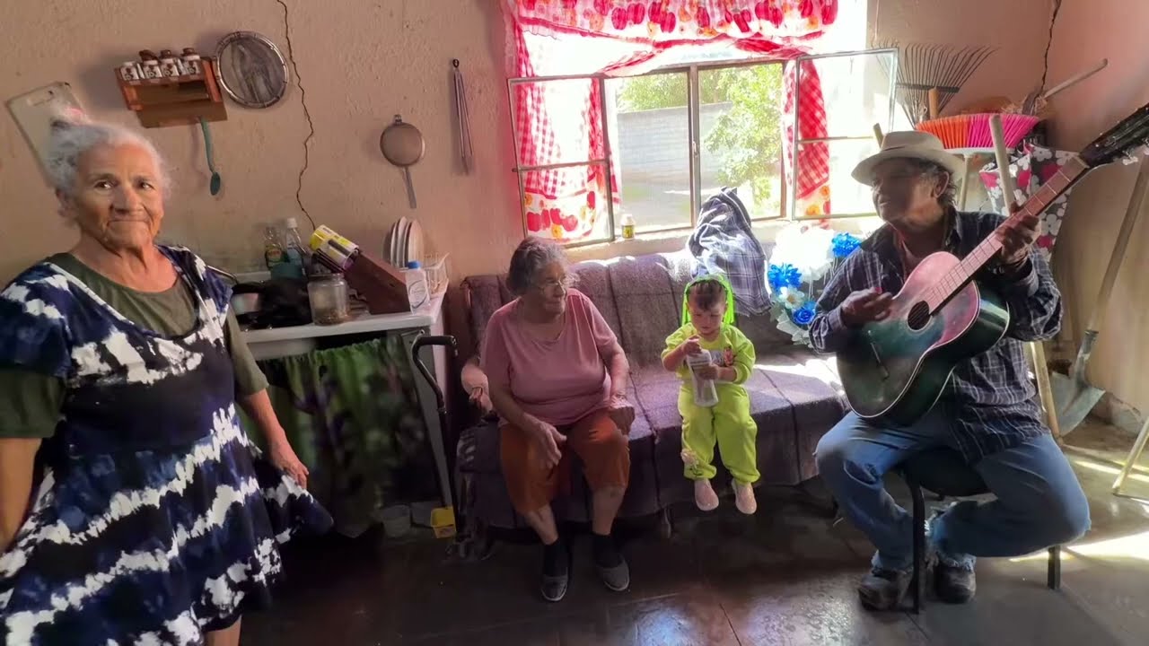 Rosa Lameda y Lauro le cantan las ma&ntilde;anitas a Faviola Lameda en su cumplea&ntilde;os #2