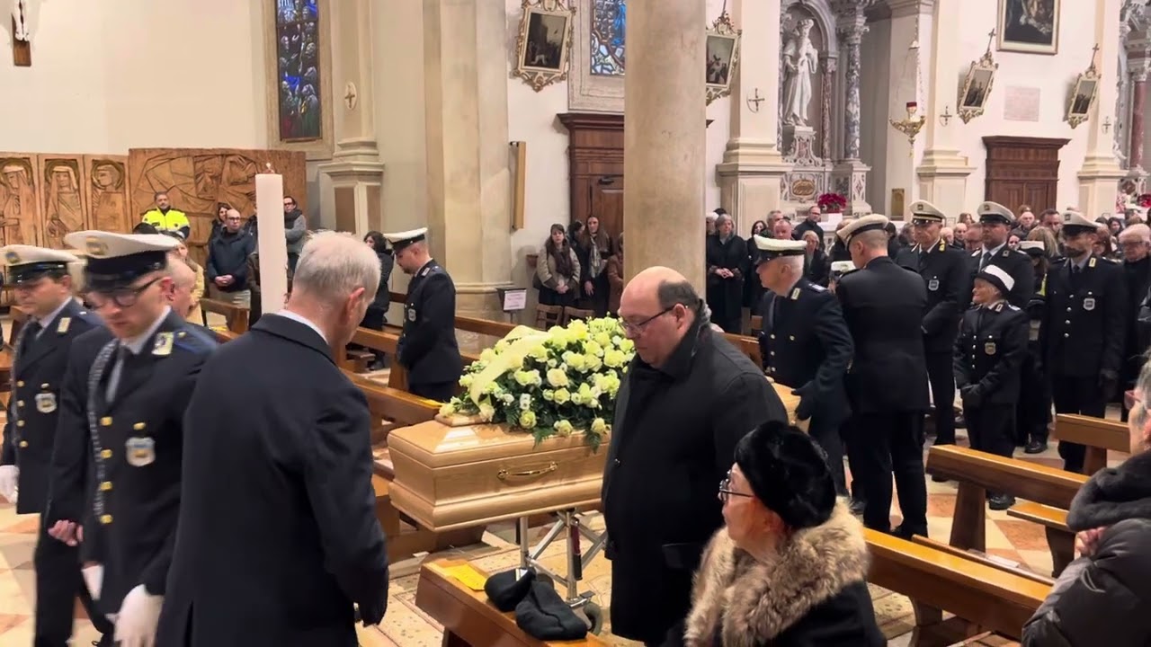 Funerale vigilessa Annamaria Broda a Caerano, l'ingresso del feretro scortato dai colleghi
