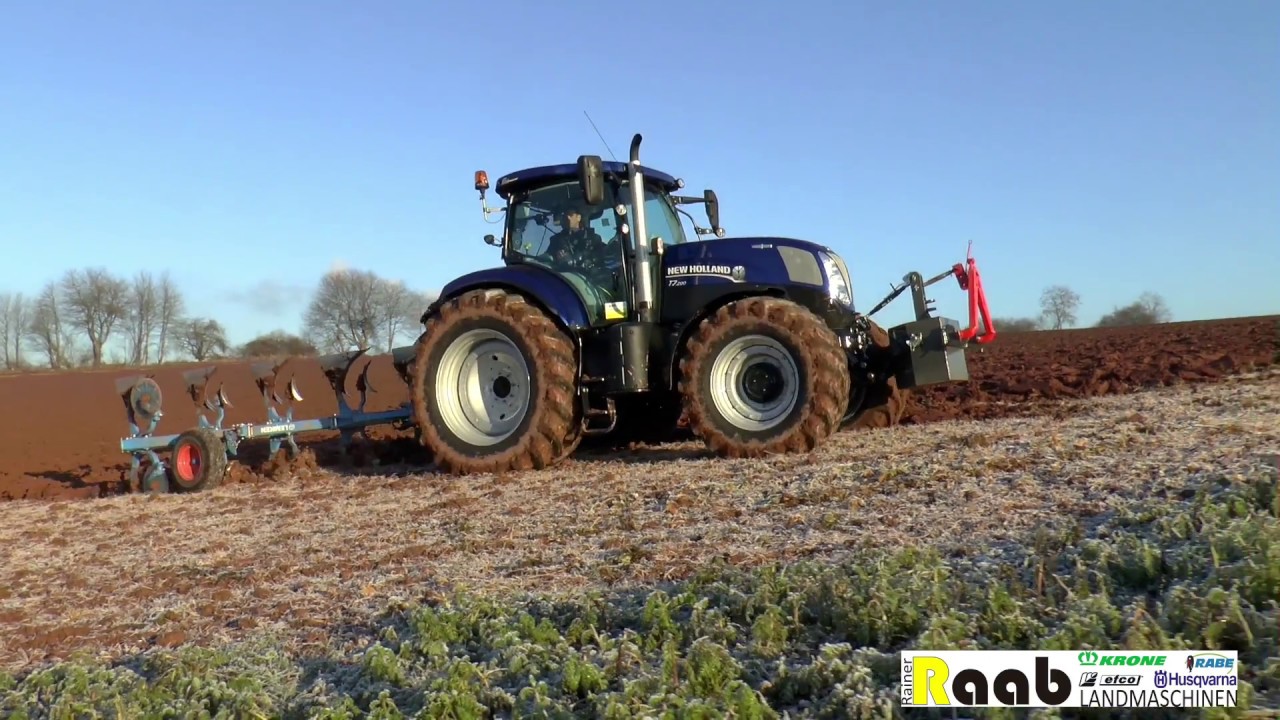 New Holland T7.200 Blue Power mit Lemken Juwel 7 5-Schar Pflug in den Morgenstunden am pflügen