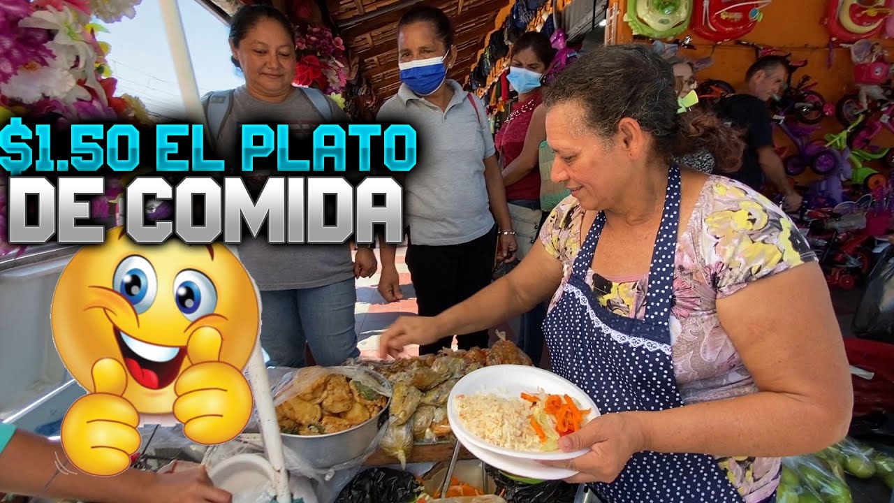 Comprando comida callejera en Chalatenango