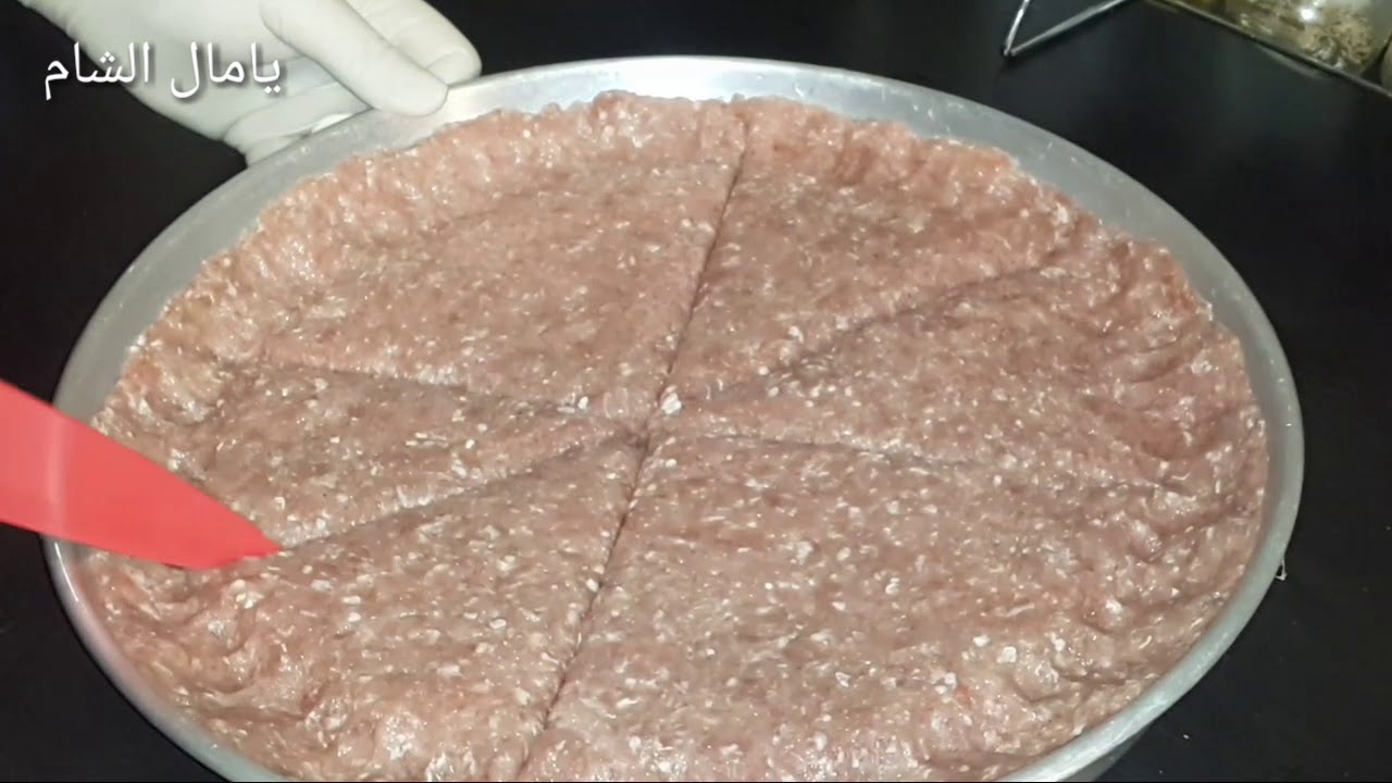 اللحمة بالصينية بصوص الطحينية ودبس الرمان