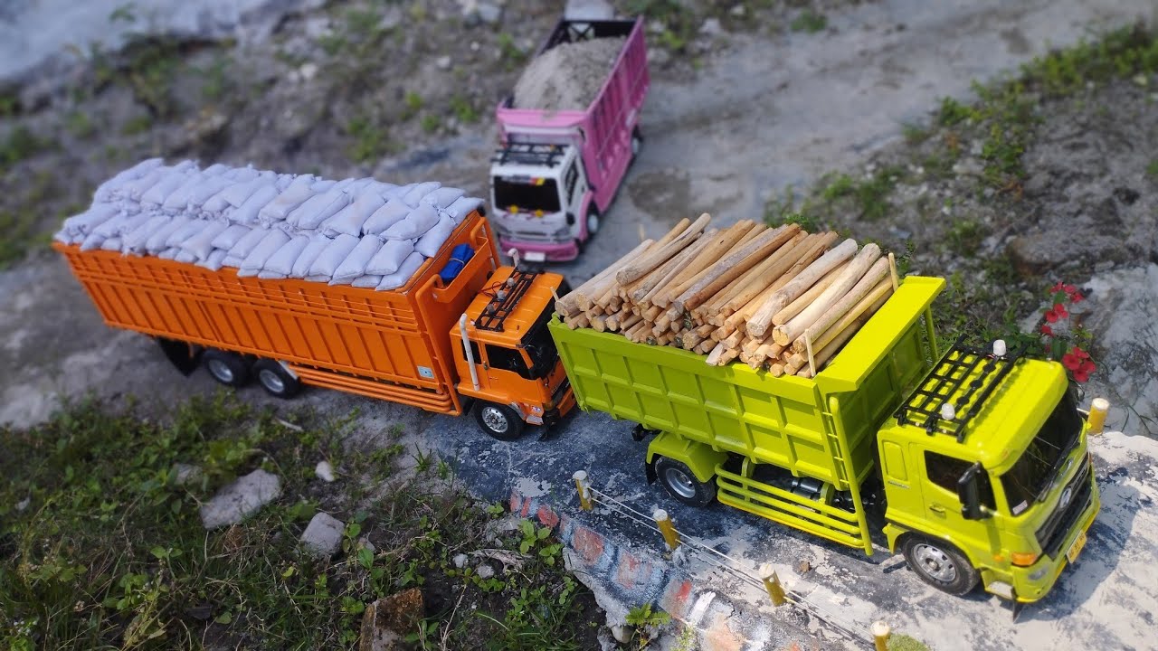 DAY #32 part3 Mitsubishi Fuso Bermuatan pupuk Miniatur