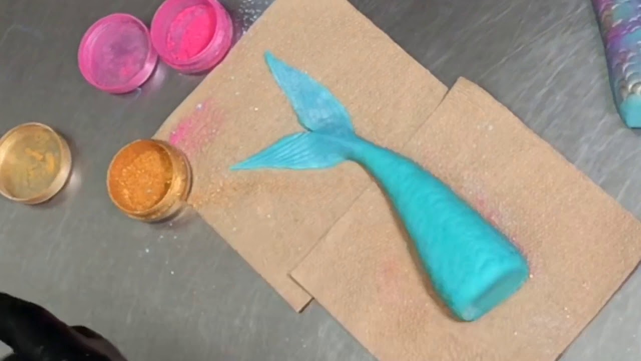 Como decorar un pastel de sirena con isomalt.