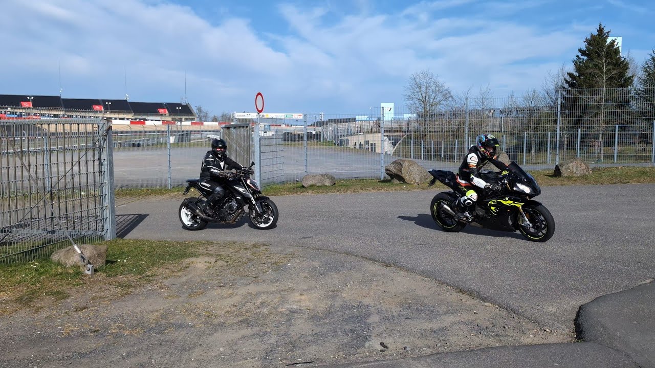 Touris auf der GP Strecke u. Nordschleife. Motorräder in deutlicher Mehrzahl ❤️.  05.04.25