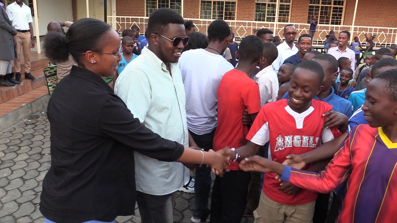 Abanyeshuri n'Abakozi ba INES Ruhengeri basuye Petit Seminaire Nyundo babaha Ibiribwa n'Ibikoresho