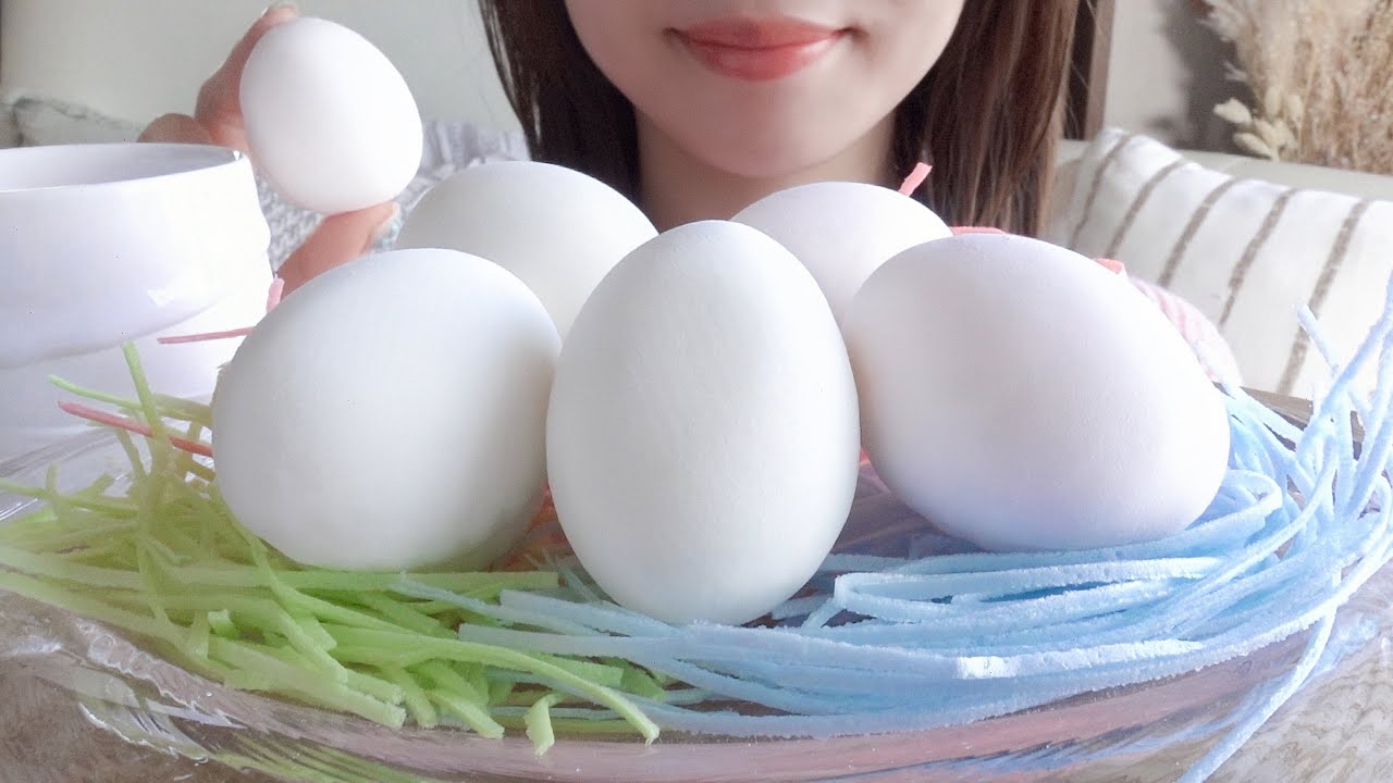 【咀嚼音】たまごじゃないよ…？ふわっふわな謎の和菓子と謎の草を食べる【ASMR/EATINGSOUNDS】