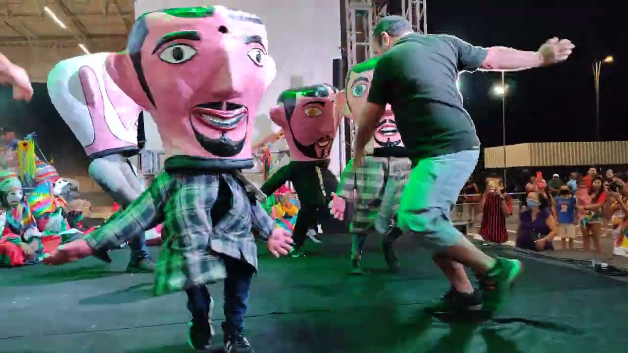 Cabeçudos do Boi de máscaras veludinho  do Guamá. (dançando com o público)