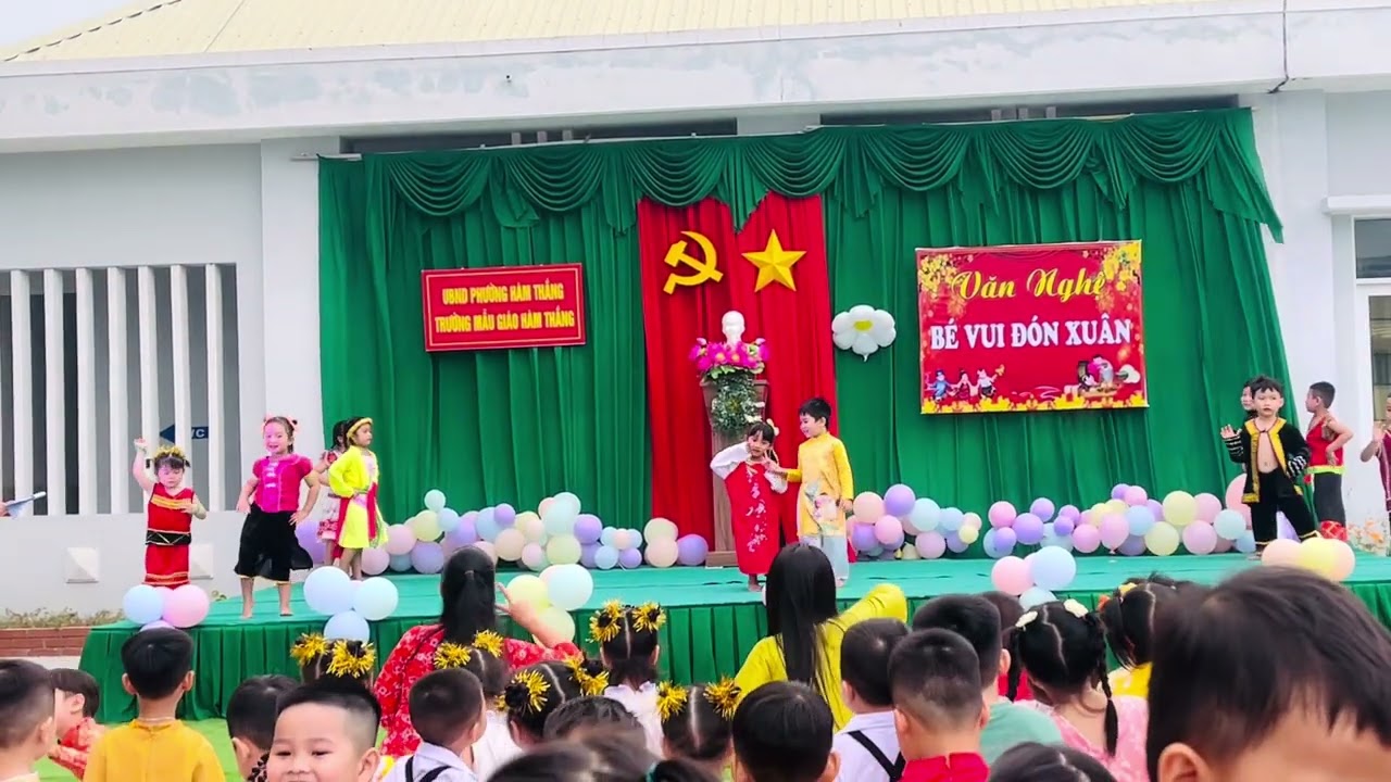 Bé vui đón Xuân 