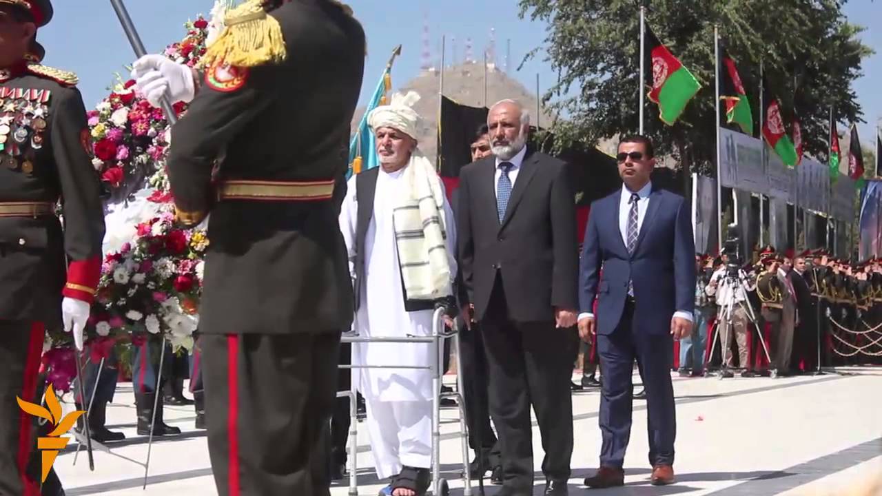 اشرف غنی به مناسبت روز استقلال، پای منار آزادی اکلیل گل گذاشت