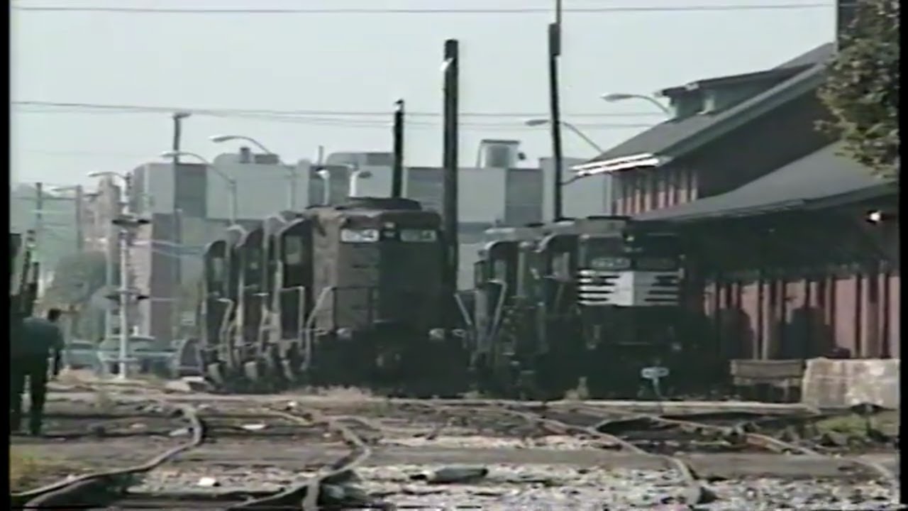 Southern Railway high-nose GP30's Wobble Down Horrible Tracks!