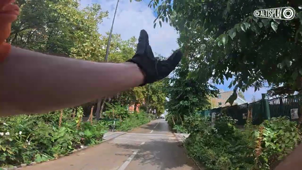 Une rue transform&eacute;e en piste cyclable &agrave; Paris