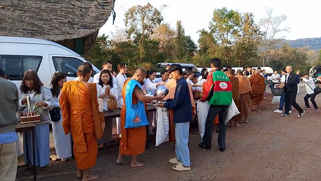 ร่วมอนุโมทนาบุญใส่บาตรเดินธรรมะยาตราที่วัดถ้ำผาแด่นยายอรุณตาสมหวังธิดาลาว