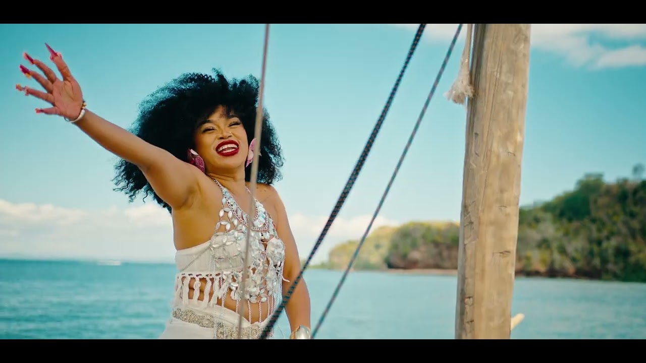 TENCE MENA  & LOWIS - TITANIC (Clip Officiel)