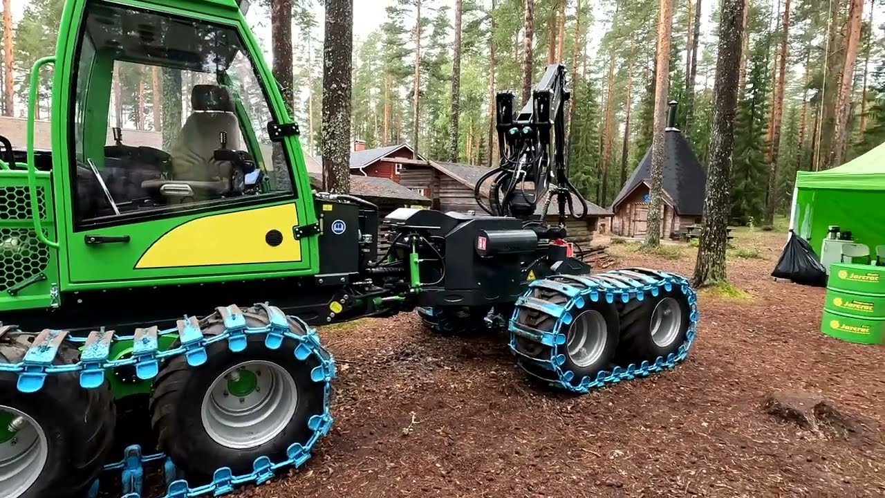 Pienmetsäkoneita FinnMETKO 2024 näyttelyssä.