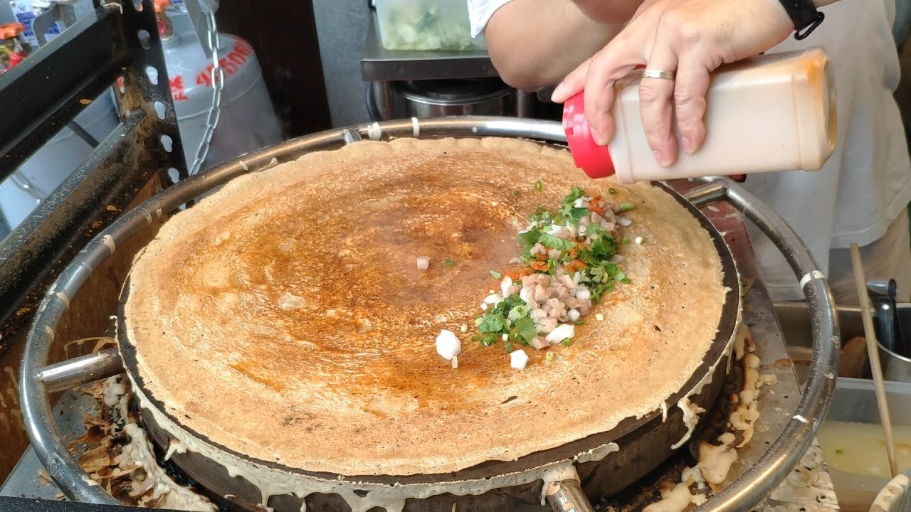 煎餅果子—台灣街頭小吃.內壢 Pancake rolled with crisp fritter Taiwan street food