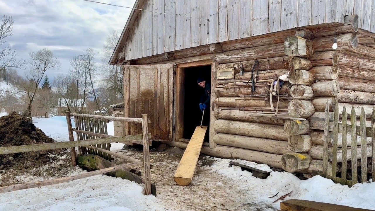 Calm among the mountains. The simple life of a man in the winter Carpathians