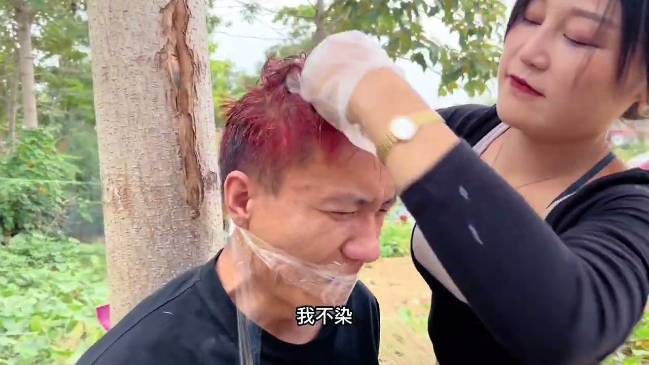 小兵染了一个红头发回家，全家决定弹劾他，连捆再绑的强行染回来