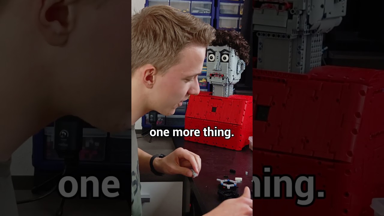 Дэйв помогает мне собирать Lego...