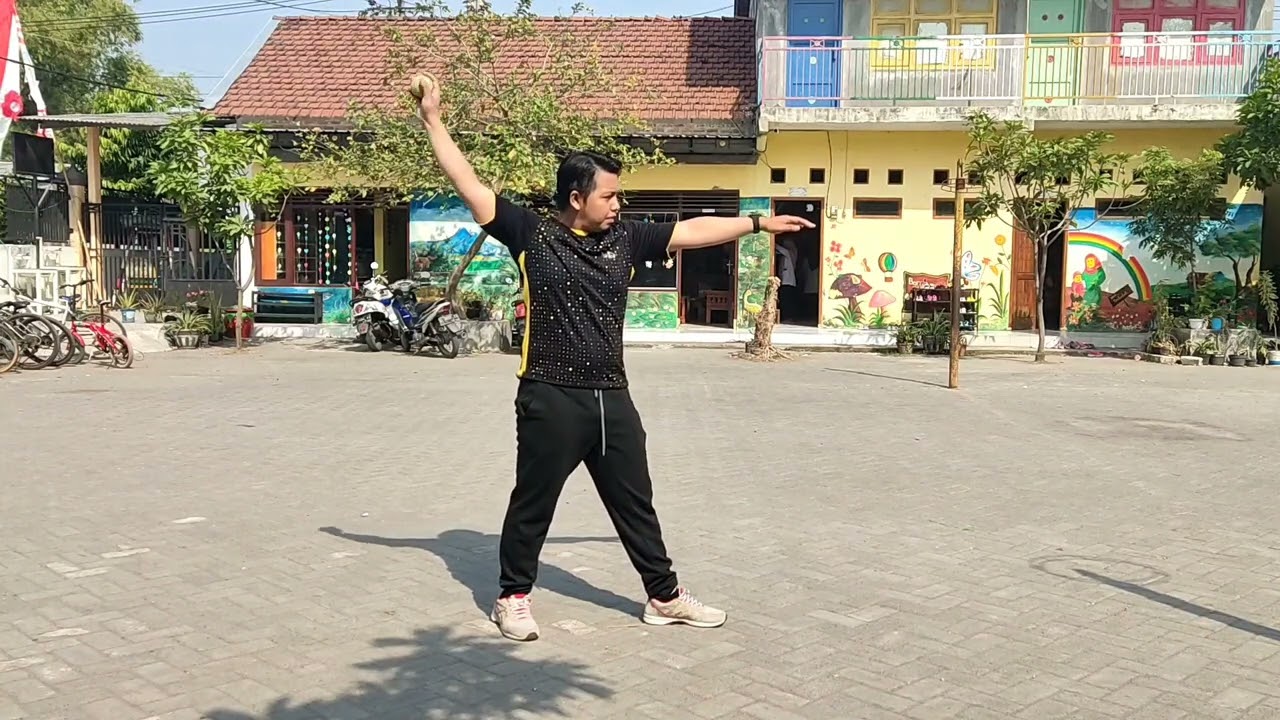 Teknik Melempar Bola Menggelinding