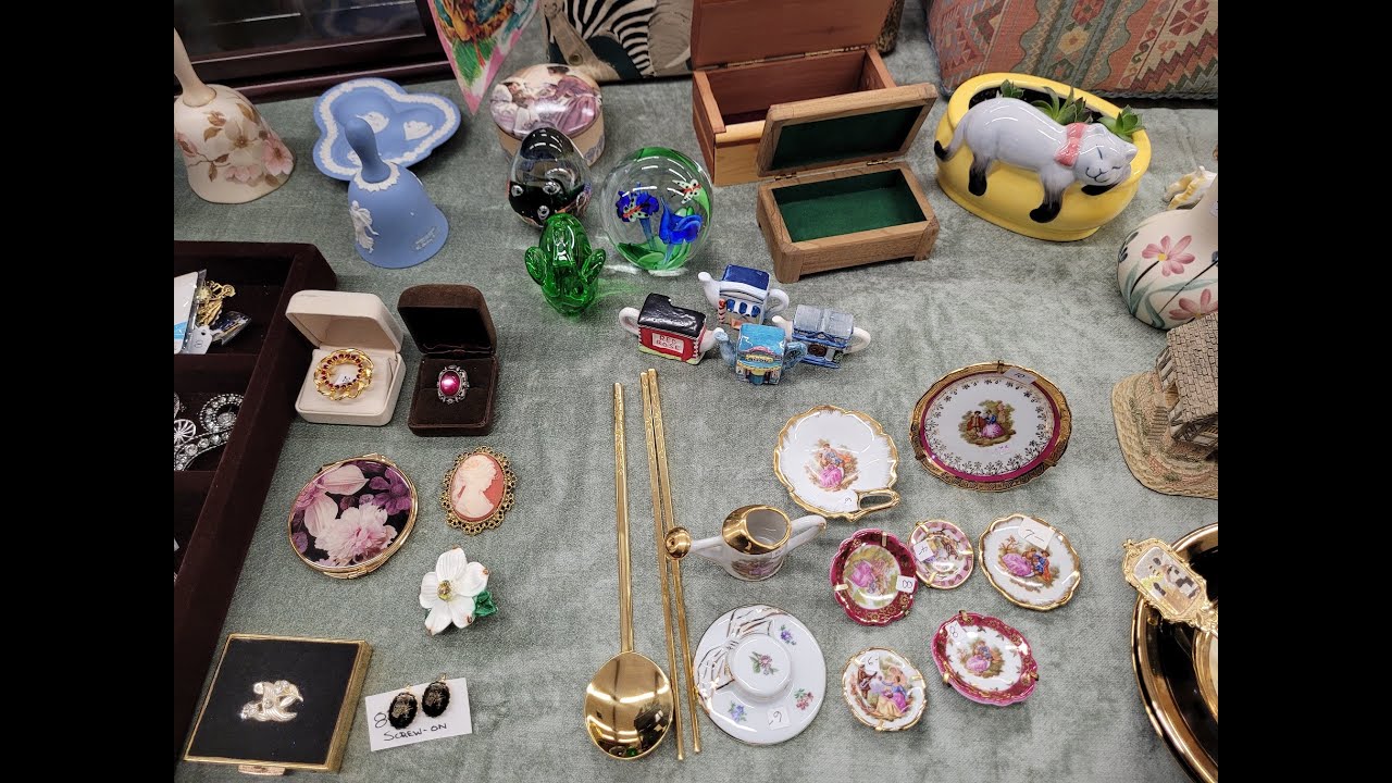 Барахолка в Ванкувере удивила ценами и сокровищами. Украшения от Coro, Sherman, фарфор, картины.