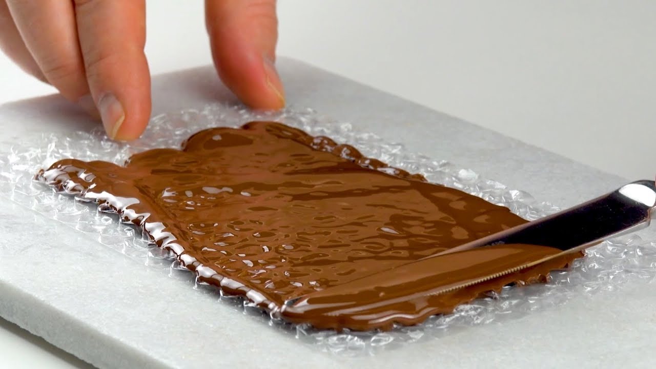 Untar el chocolate en el pl&aacute;stico de burbujas. Las helader&iacute;as copiar&aacute;n este truco