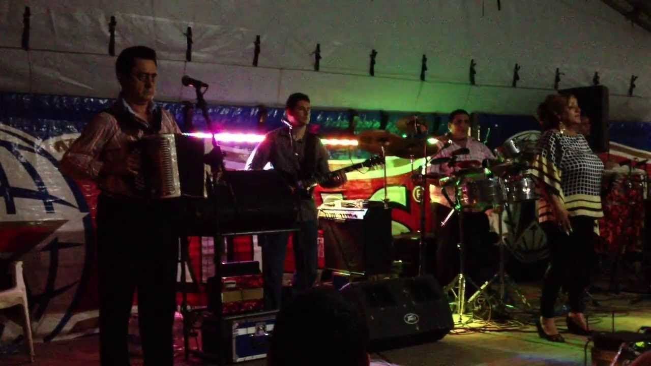 Alfredo Escudeo Pollerita tumba hombre en vivo