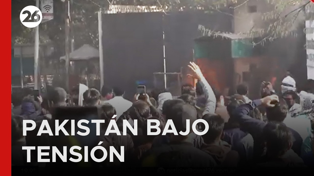 🇵🇰 INCIDENTES EN LAHORE | Manifestantes lanzan piedras e incendian la puerta del consulado