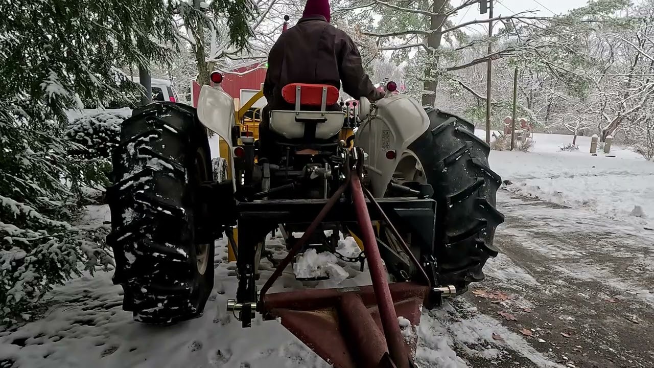 Уборка снега с помощью David Brown 880