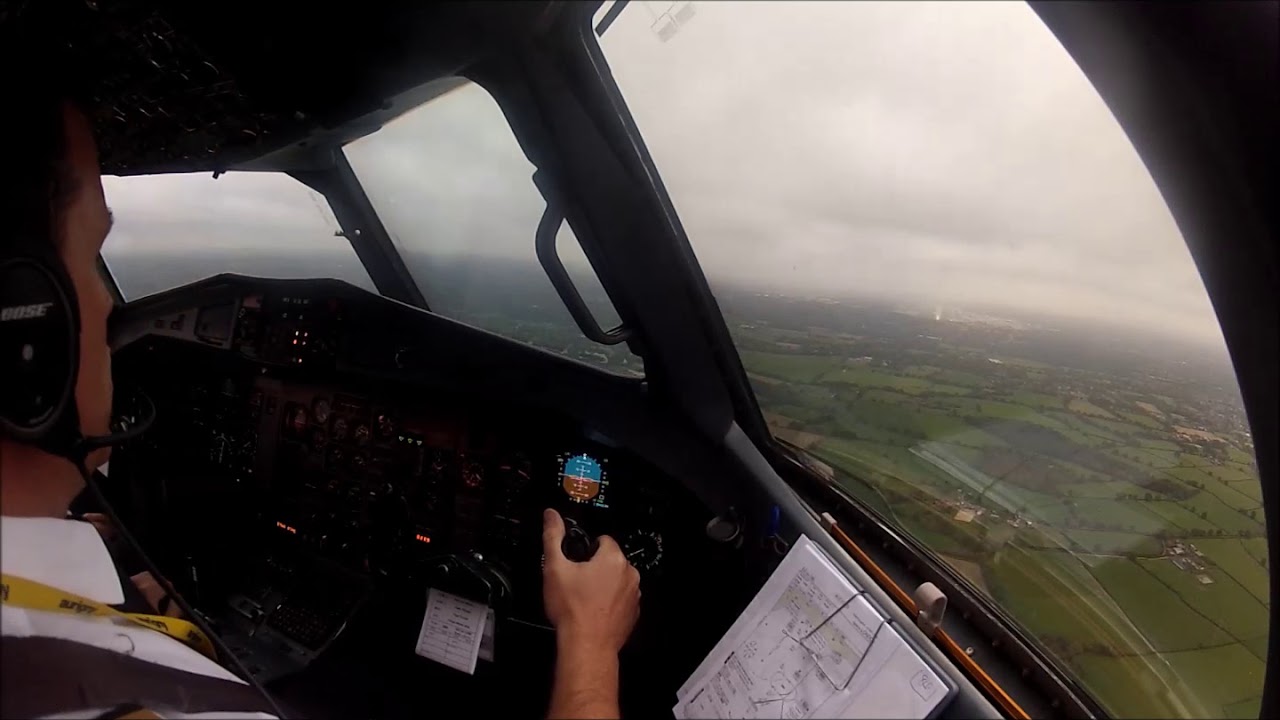 Gusty crosswind landing, Gatwick, Runway 26L