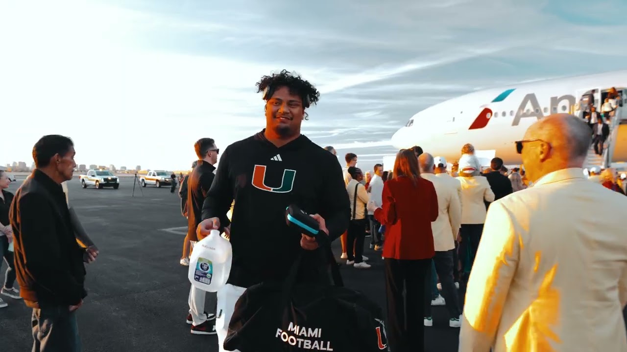 The Miami Hurricanes arrive at the Fiesta Bowl