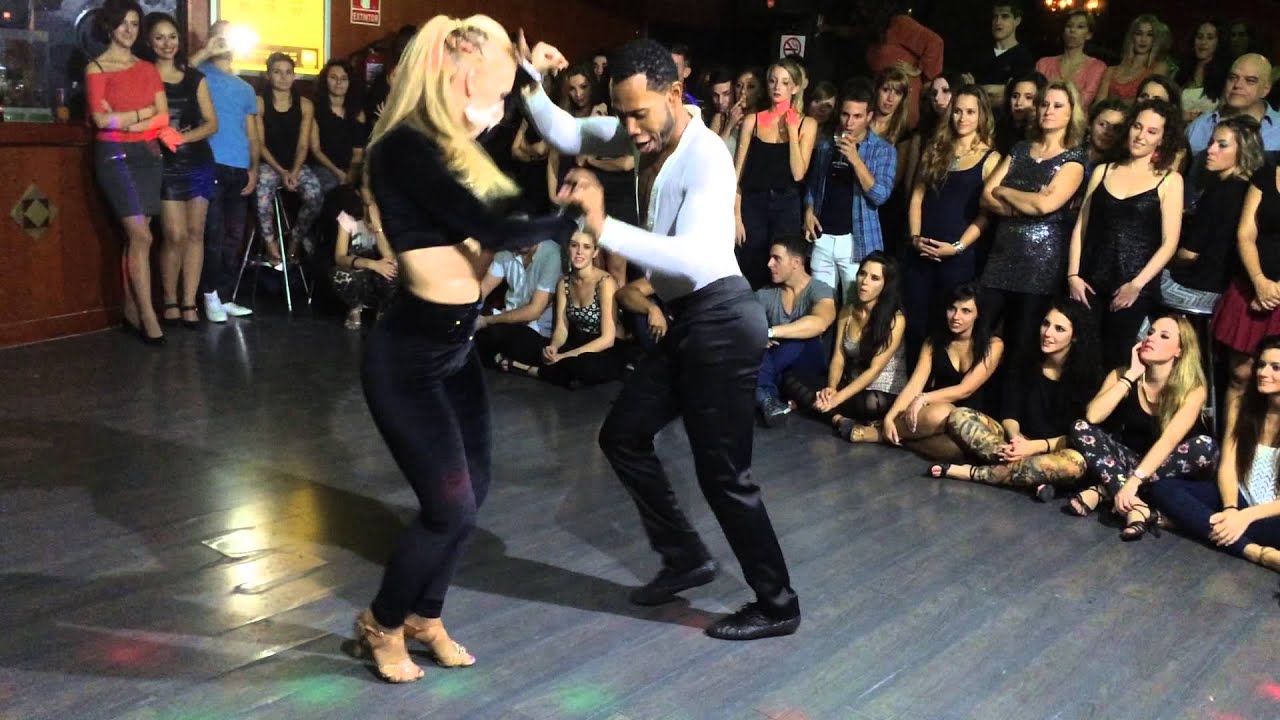 Ronald y Alba - Tus Besos - 3/10/14 Discoteca The Host Madrid