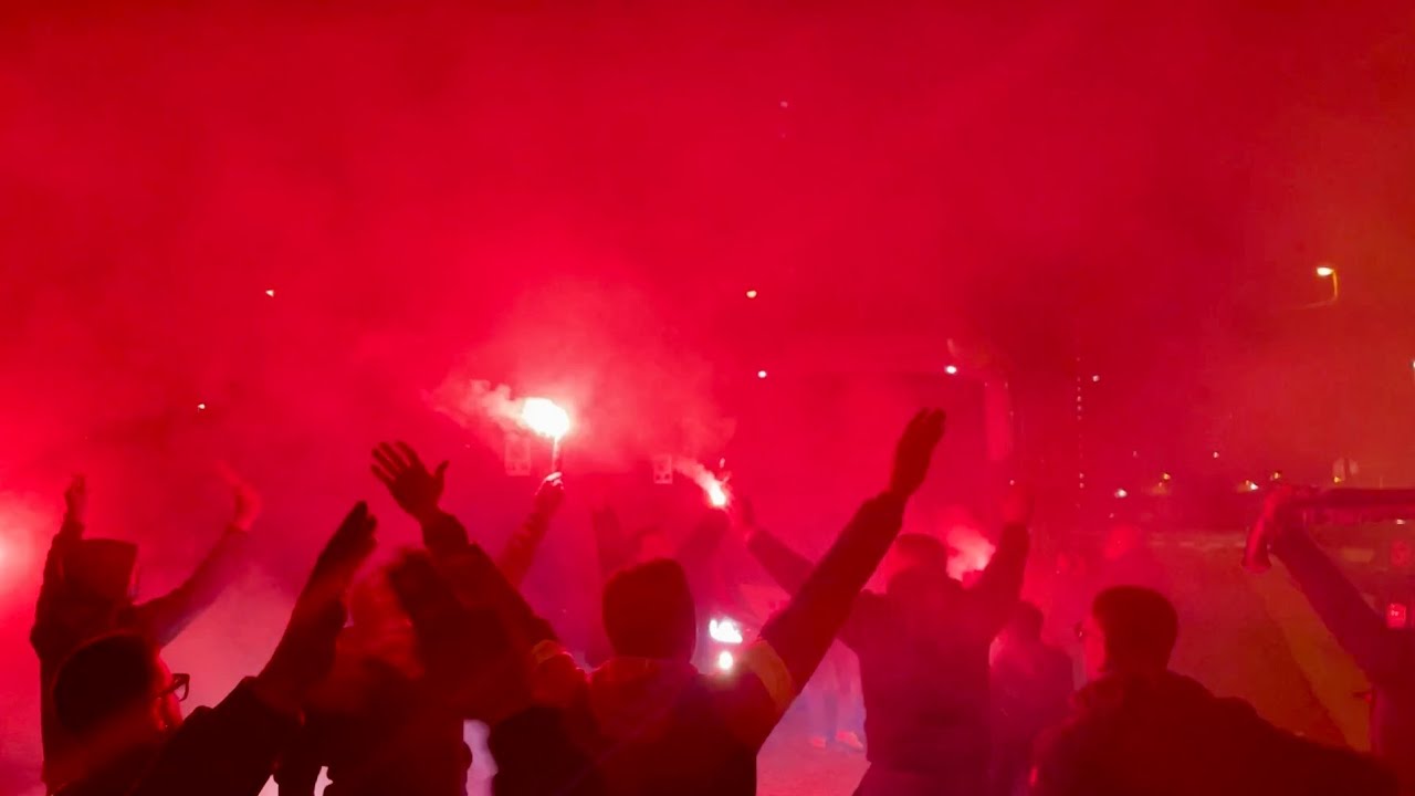 Tifosi accolgono la squadra del Taranto al rientro dalla vittoria con il Foggia