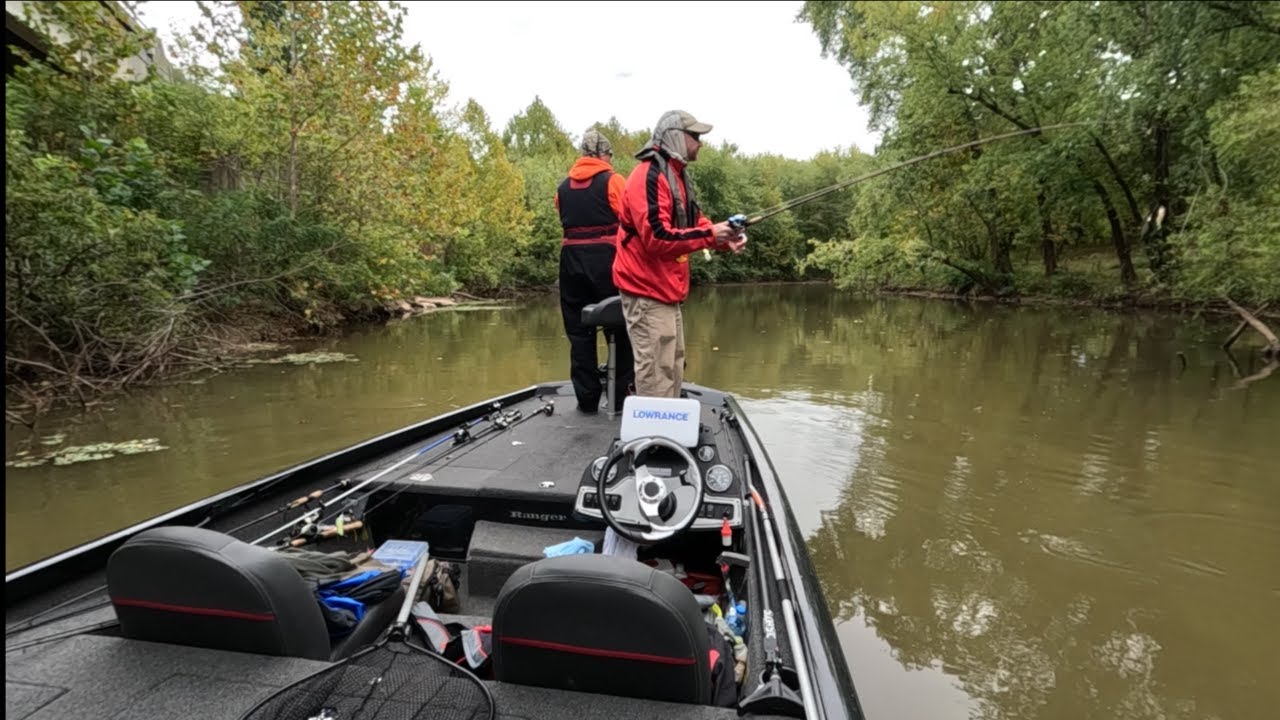 CONFRONTATION ON THE WATER DURING BASS TOURNMENT