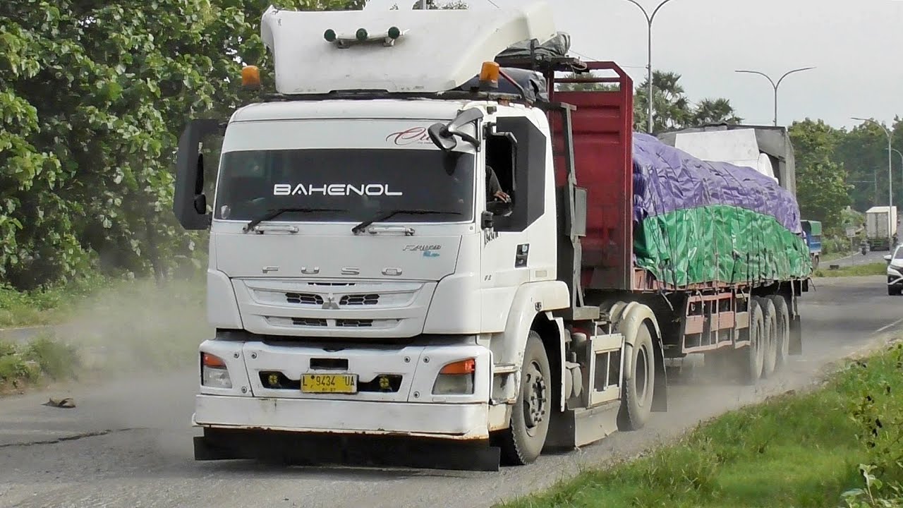 Truk Pantura Melewati jalan Rusak dan Tanjakan di Ringroad Tuban