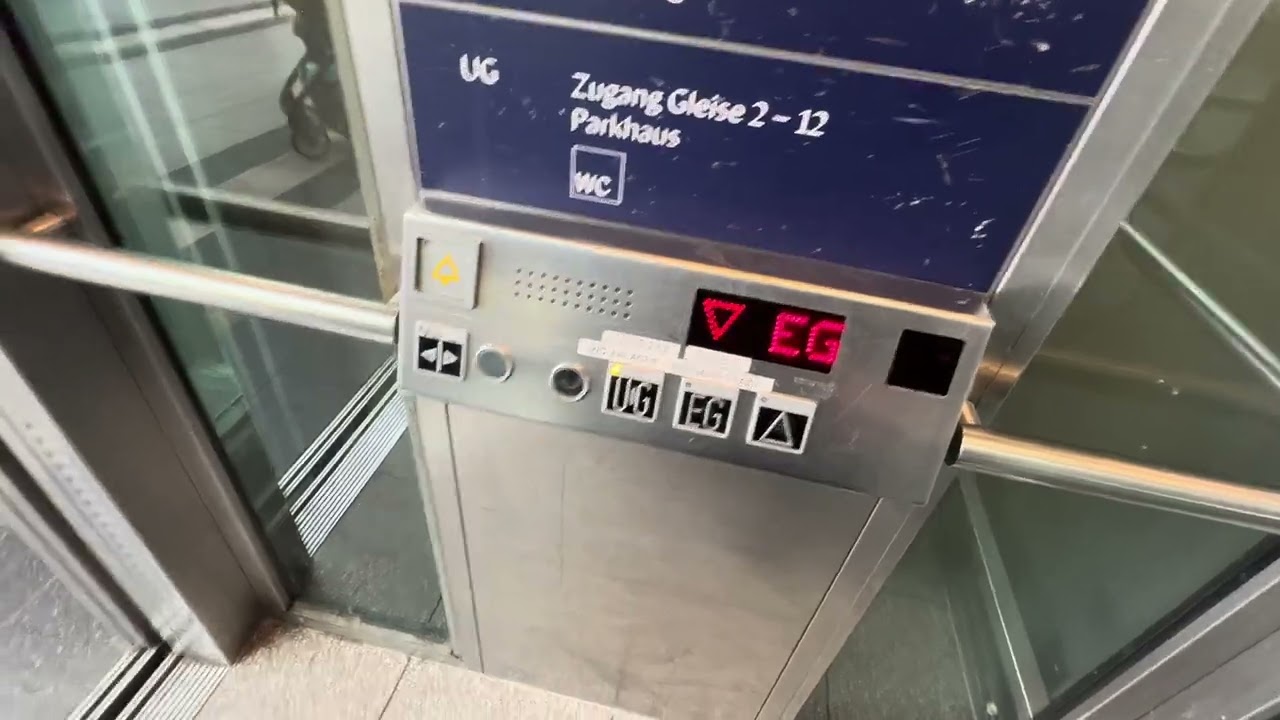 Thyssen Aufzug im Hauptbahnhof (Empfangshalle links) in Mannheim