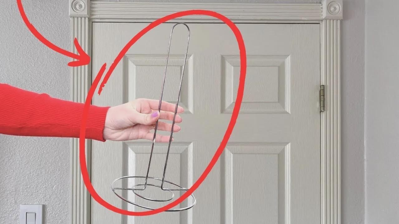 ¡Pon un porta rollo de papel en la puerta y verás qué idea tan genial!