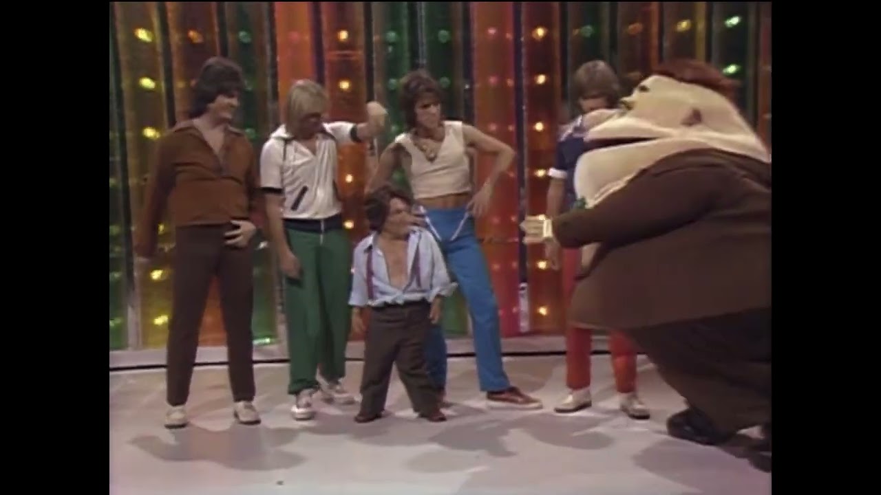 Mr. Munchie eats a male dwarf | The Bay City Rollers Show