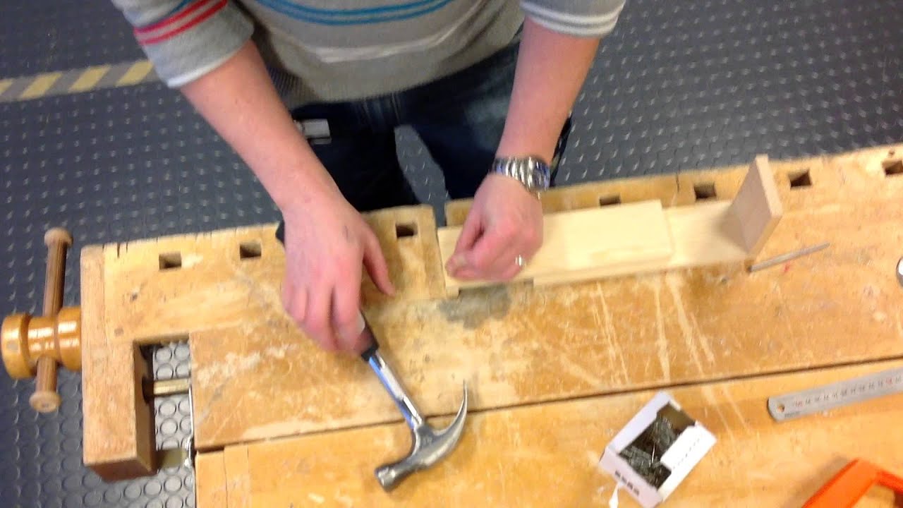 Spika ihop l&aring;dan hammare och spik