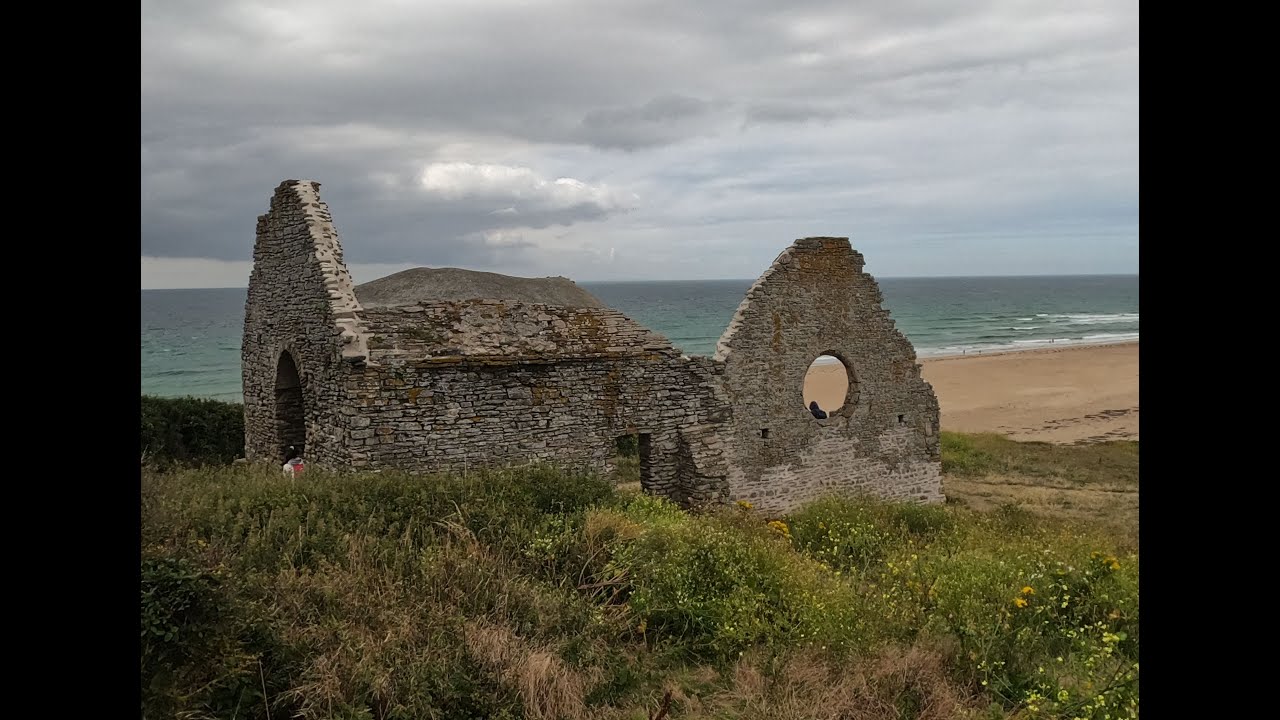 Ruines de la vieille église Saint-Germain près du phare de Carteret et la plage de la vieille église