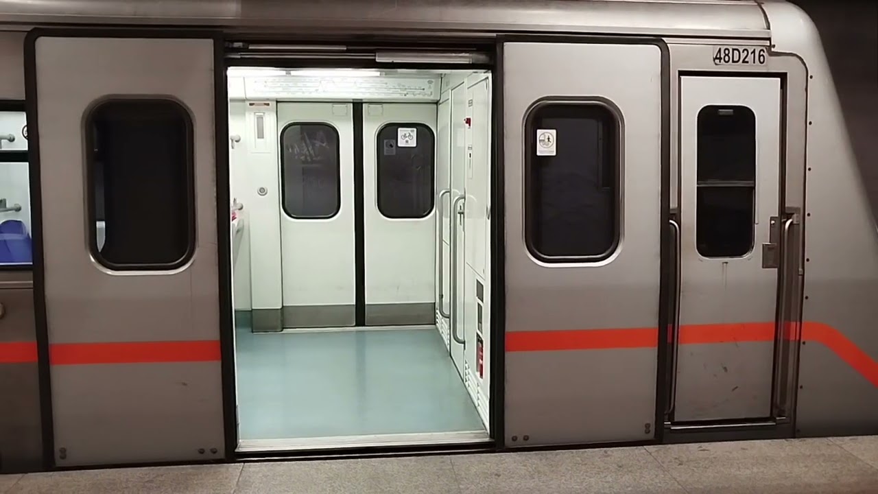 Συρμοί Μετρό στον σταθμό Εθνική Άμυνα