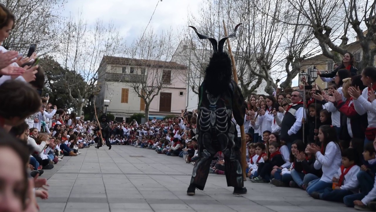 Superball dels dimonis d'Artà a la Plaça. Sant Antoni 2017